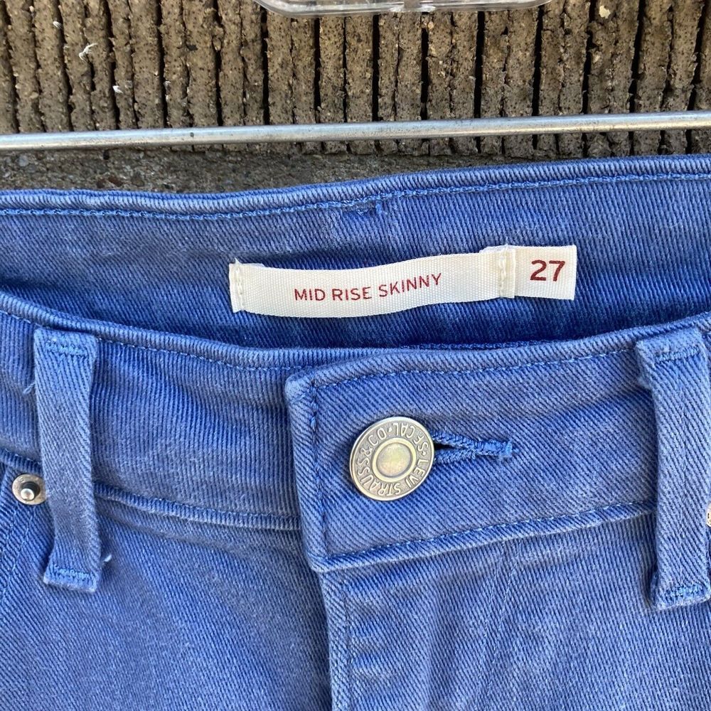 Women's Size 27 Levi's Stretch Dyed Blue Color Flooded Capri Ankle Jean Pants‎ - Picture 2 of 8